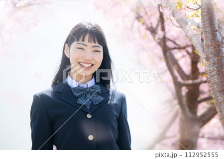 桜並木を見上げる女子高校生のイメージ 合格や卒業のイメージ 桜並木を見上げる女子高校生のイメージ 合格や卒業のイメージ 112952555