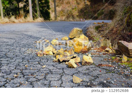 ところどころに落ちる落石 112952686