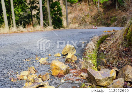 ところどころに落ちる落石 ところどころに落ちる落石 112952690