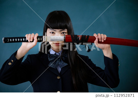 世間や受験を斬る！！カッコいい女子高生のイメージ　クローズアップ カメラ目線 112952871