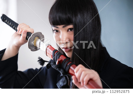 世間や受験を斬る!!カッコいい女子高生のイメージ クローズアップ カメラ目線 世間や受験を斬る!!カッコいい女子高生のイメージ クローズアップ カメラ目線 112952875