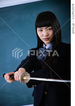 世間や受験を斬る!!カッコいい女子高生のイメージ クローズアップ カメラ目線 世間や受験を斬る!!カッコいい女子高生のイメージ クローズアップ カメラ目線 112952876