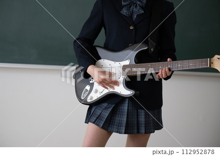 ギターを演奏する学生　吹奏楽や部活のイメージ顔無しで使いやすい 手元のクローズアップ	 112952878