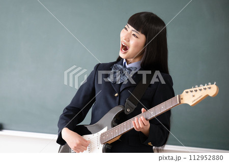 ギターを演奏する学生　吹奏楽や部活のイメージ　シャウトやロック 112952880