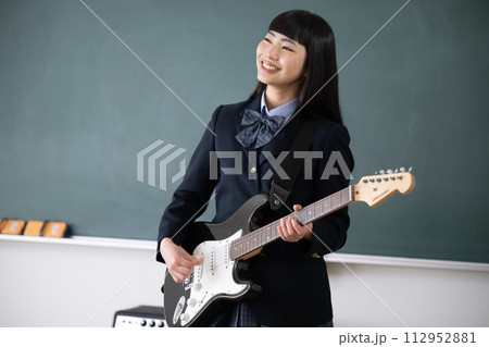 ギターを演奏する学生　吹奏楽や部活のイメージ 112952881