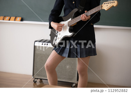 ギターを演奏する学生　吹奏楽や部活のイメージ顔無しで使いやすい 手元のクローズアップ	 112952882