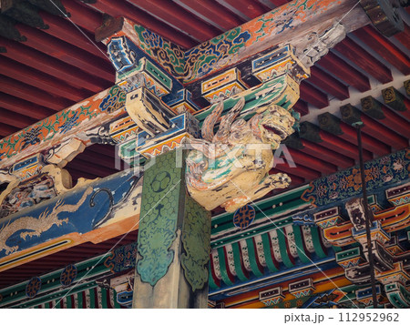 寺社の龍の彫刻と豪華な装飾 112952962