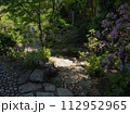 花がある石畳の道 112952965
