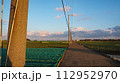 大根畑に広がる空と電柱 112952970
