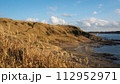冬の黒崎の鼻から眺めた海と家 112952971