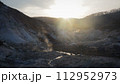 夕日に照らされる登別地獄谷 112952973