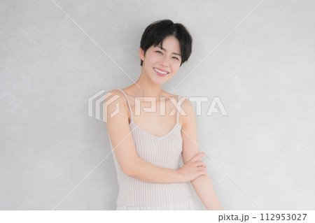 黒髪ショート日本人の若い女性のビューティーイメージ 　笑顔　カメラ目線 112953027