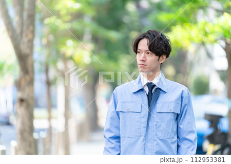 作業着の男性　屋外　新緑 112953381