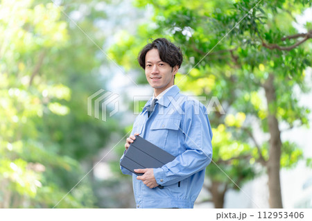 作業着の男性 屋外 新緑 タブレット 作業着の男性 屋外 新緑 タブレット 112953406
