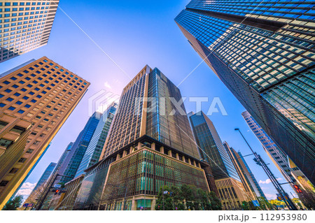 日本の東京都市景観 「大手町駅前」の交差点から青空に映えるビジネス街などを望む 日本の東京都市景観 「大手町駅前」の交差点から青空に映えるビジネス街などを望む 112953980