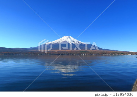 秋の山中湖の景観 秋の山中湖の景観 112954036