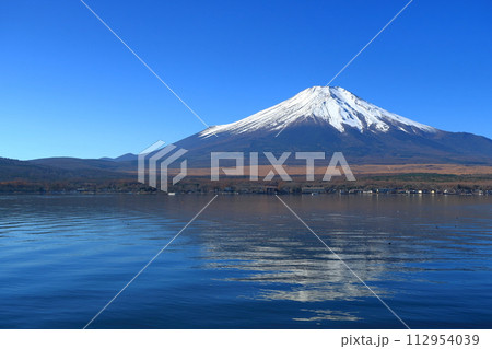 秋の山中湖の景観 112954039