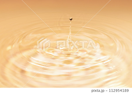 水面に落ちる水滴. 112954189
