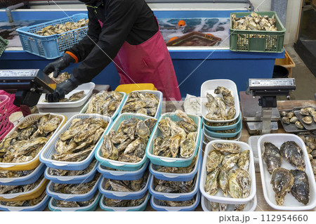 市場で売られている新鮮な牡蠣 市場で売られている新鮮な牡蠣 112954660