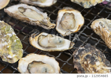 牡蠣小屋で焼かれた焼き牡蠣 112954665