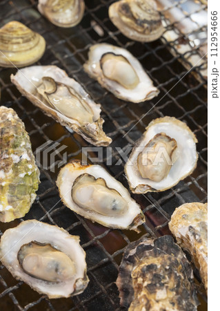 牡蠣小屋で焼かれた焼き牡蠣 112954666