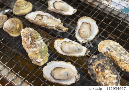 牡蠣小屋で焼かれた焼き牡蠣 112954667