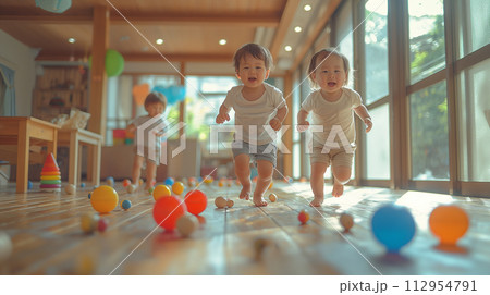 保育園で遊ぶ子供たち 112954791