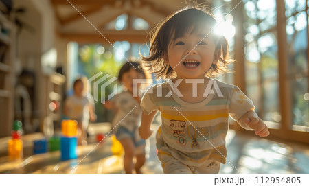 保育園で遊ぶ子供たち 保育園で遊ぶ子供たち 112954805