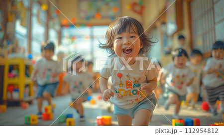 保育園で遊ぶ子供たち 112954812