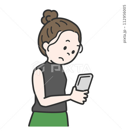 スマホを見て考える女性 スマホを見て考える女性 112956005
