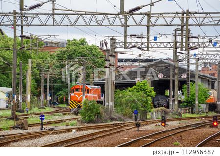 宜蘭駅ホームから眺める鉄道の機関区 112956387