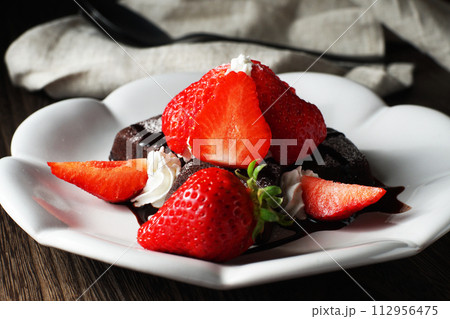 苺(あまおう)とブラウニー　チョコレートソースをかけて 112956475