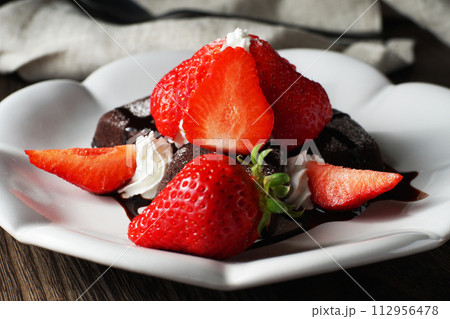 苺(あまおう)とブラウニー　チョコレートソースをかけて 112956478