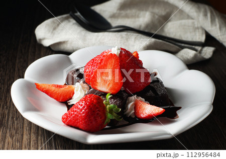 苺(あまおう)とブラウニー チョコレートソースをかけて 苺(あまおう)とブラウニー チョコレートソースをかけて 112956484