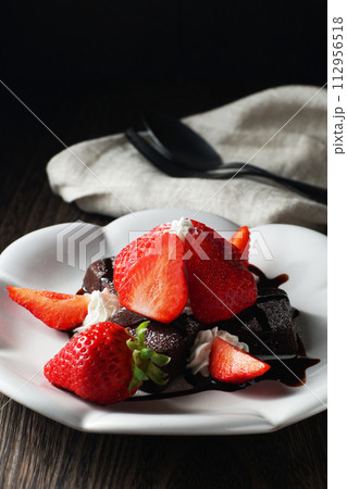 苺(あまおう)とブラウニー チョコレートソースをかけて 苺(あまおう)とブラウニー チョコレートソースをかけて 112956518