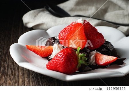 苺(あまおう)とブラウニー チョコレートソースをかけて 苺(あまおう)とブラウニー チョコレートソースをかけて 112956523