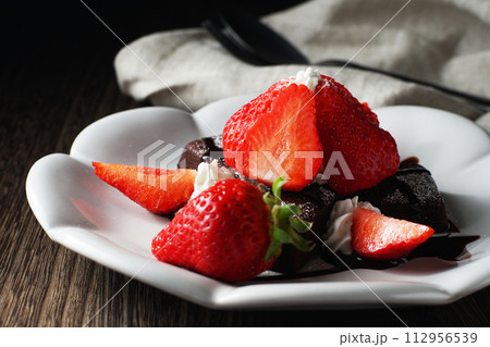 苺(あまおう)とブラウニー チョコレートソースをかけて 苺(あまおう)とブラウニー チョコレートソースをかけて 112956539