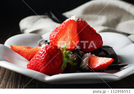 苺(あまおう)とブラウニー　チョコレートソースをかけて 112956551
