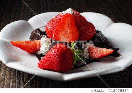 苺(あまおう)とブラウニー チョコレートソースをかけて 苺(あまおう)とブラウニー チョコレートソースをかけて 112956554