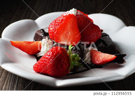 苺(あまおう)とブラウニー チョコレートソースをかけて 苺(あまおう)とブラウニー チョコレートソースをかけて 112956555