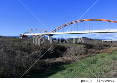 荒川の市と熊谷市の間に架かる日本一長い荒川水管橋 112956693