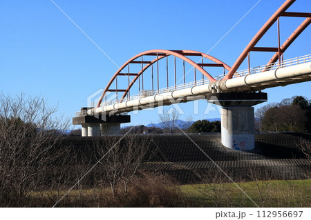 荒川に架かる日本一長い荒川水管橋 112956697