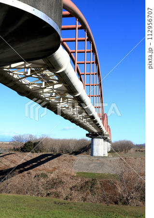 荒川に架かる日本一長い荒川水管橋 112956707