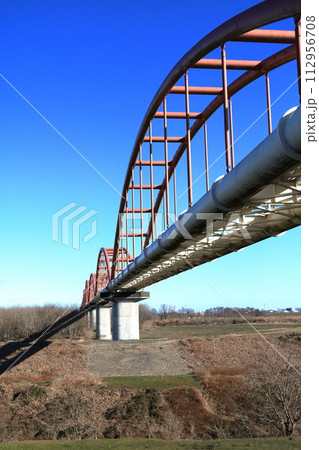 荒川に架かる日本一長い荒川水管橋 荒川に架かる日本一長い荒川水管橋 112956708