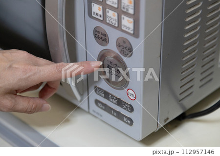 電子レンジを操作する手元 電子レンジを操作する手元 112957146