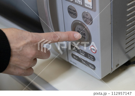 電子レンジを操作する手元 電子レンジを操作する手元 112957147