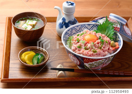 お盆にのせたねぎとろ丼 ( まぐろのたたき丼 )とお味噌汁と漬物 お盆にのせたねぎとろ丼 ( まぐろのたたき丼 )とお味噌汁と漬物 112958493