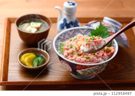 お盆にのせたねぎとろ丼 ( まぐろのたたき丼 )とお味噌汁と漬物 お盆にのせたねぎとろ丼 ( まぐろのたたき丼 )とお味噌汁と漬物 112958497