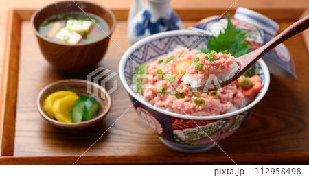 お盆にのせたねぎとろ丼 ( まぐろのたたき丼 )とお味噌汁と漬物 お盆にのせたねぎとろ丼 ( まぐろのたたき丼 )とお味噌汁と漬物 112958498