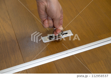 床下収納を開け閉めする女性の手元 床下収納を開け閉めする女性の手元 112958537